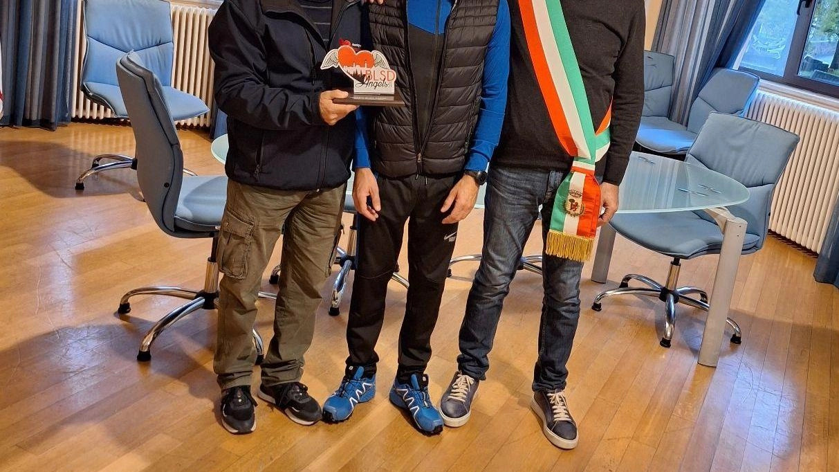 Il riconoscimento consegnato dall’associazione Siena Cuore a Daniele Sbrolli che ha salvato una vita Il riconoscimento consegnato dall’associazione Siena Cuore a Daniele Sbrolli che ha salvato una vita