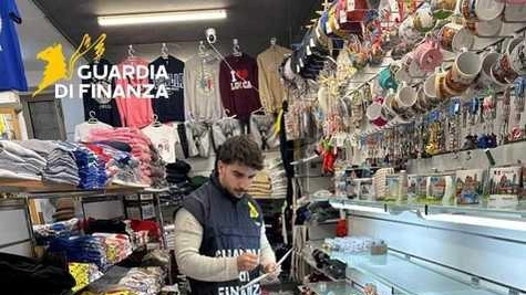 L’accertamento della Guardia di finanza in un’attività del centro storico L’accertamento della Guardia di finanza in un’attività del centro storico