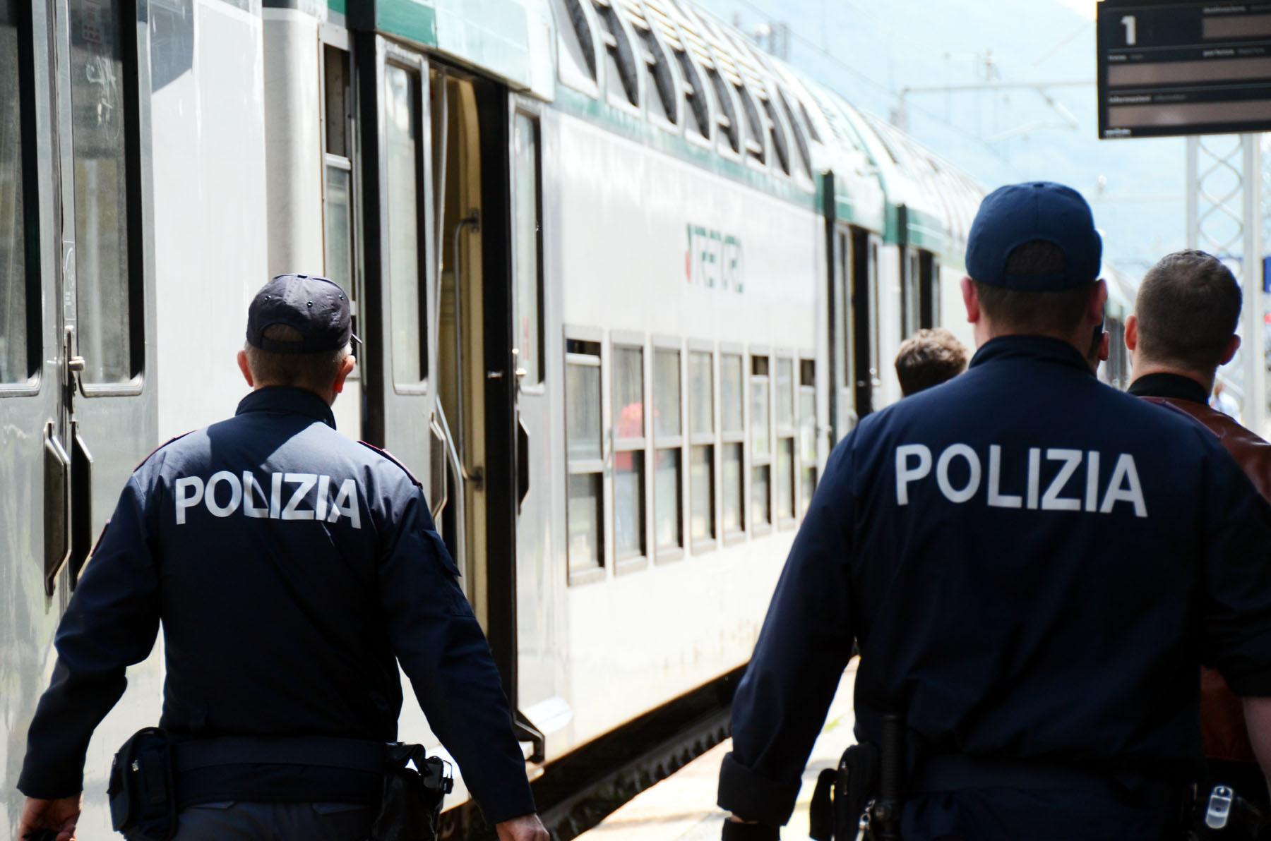 Attraversa i binari e cade, il macchinista riesce a fermare il treno: 37enne ferita Attraversa i binari e cade, il macchinista riesce a fermare il treno: 37enne ferita