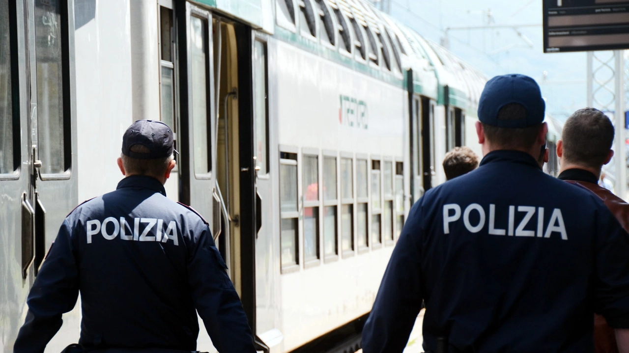 Donna attraversa i binari e cade, solo per una frazione di secondi non è stata investita dal treno (foto repertorio) Donna attraversa i binari e cade, solo per una frazione di secondi non è stata investita dal treno (foto repertorio)