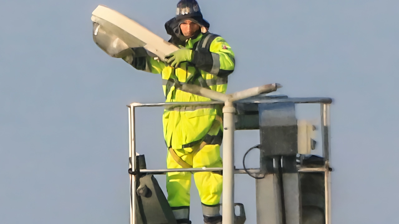 Chiusa per lavori notturni l'uscita dell'area di sosta sull'A1 Villa Costanza est a Scandicci. Manutenzione pali luce per garantire sicurezza e visibilità. Chiusa per lavori notturni l'uscita dell'area di sosta sull'A1 Villa Costanza est a Scandicci. Manutenzione pali luce per garantire sicurezza e visibilità.