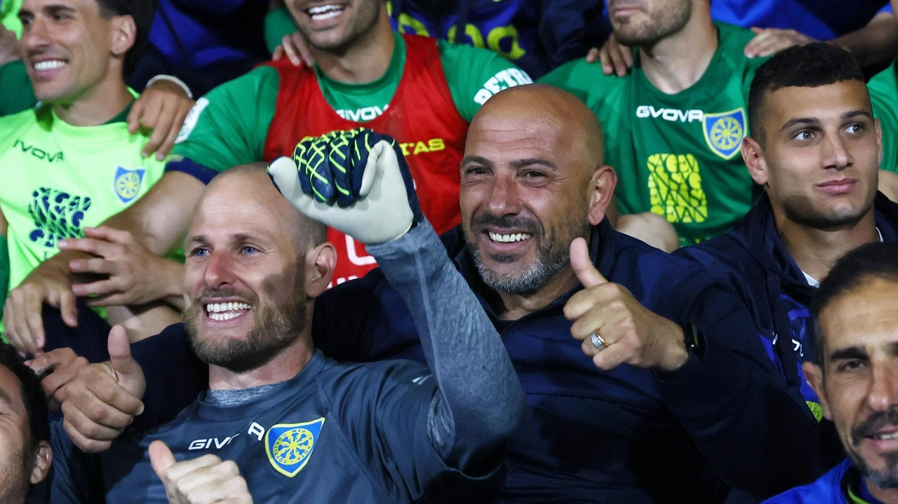 Mister Antonio Calabro festeggia la salvezza insieme ai suoi ragazzi