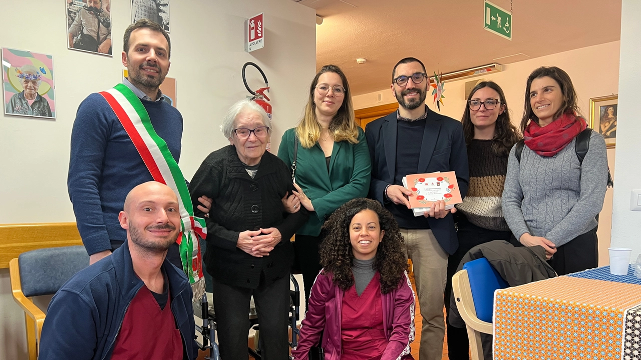 Foto di gruppo insieme alla signora Nara Cambi Foto di gruppo insieme alla signora Nara Cambi