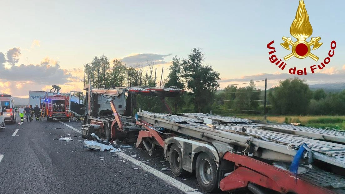 Tamponamento fra due mezzi pesanti sull'autostrada A1 a Orvieto (Foto vigili del fuoco) Tamponamento fra due mezzi pesanti sull'autostrada A1 a Orvieto (Foto vigili del fuoco)