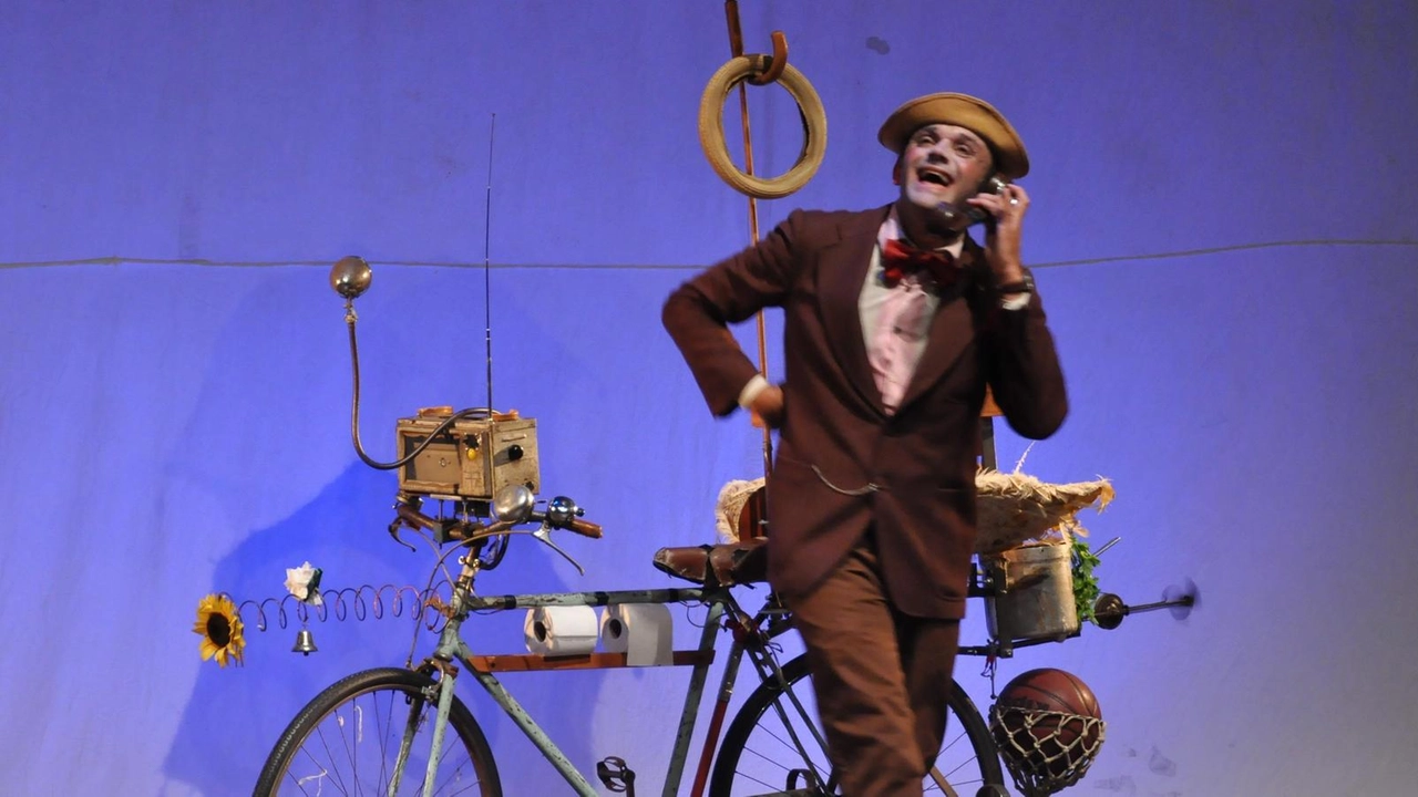 In scena il clown André Casaca e una riflessione sull’imprevedibilità della vita . In scena il clown André Casaca e una riflessione sull’imprevedibilità della vita .