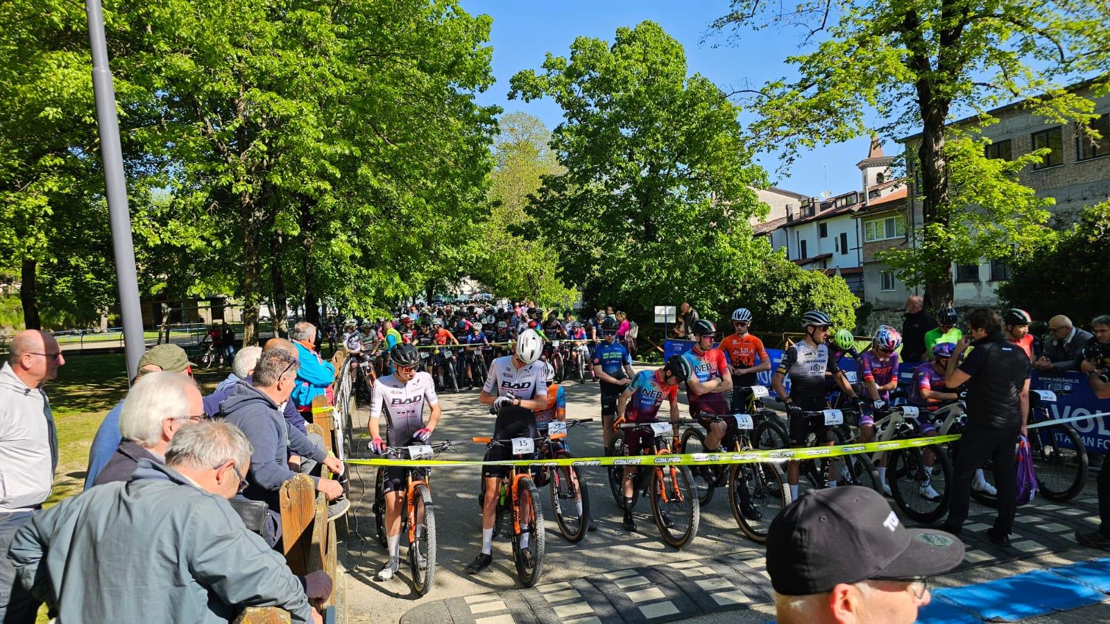 Grande successo di partecipanti e di pubblico alla terza edizione della granfondo "Vie di Francesco" Grande successo di partecipanti e di pubblico alla terza edizione della granfondo "Vie di Francesco"