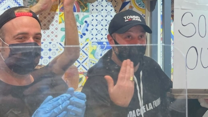 Tommaso Mazzanti con, a sinistra, Tommaso Bazzani, il collaboratore morto in un incidente in moto a Scandicci