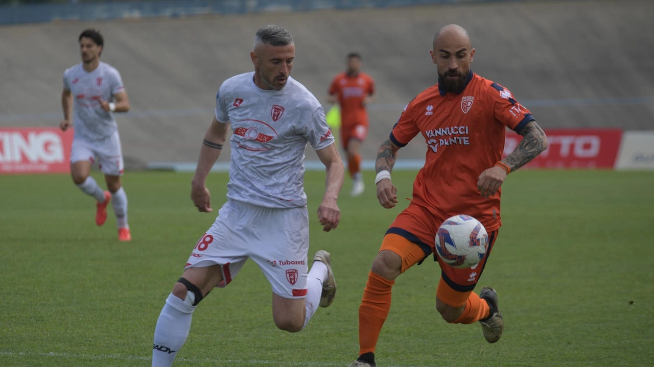 Simone Simeri a Pistoia ha giocato 17 partite segnando 6 gol Simone Simeri a Pistoia ha giocato 17 partite segnando 6 gol