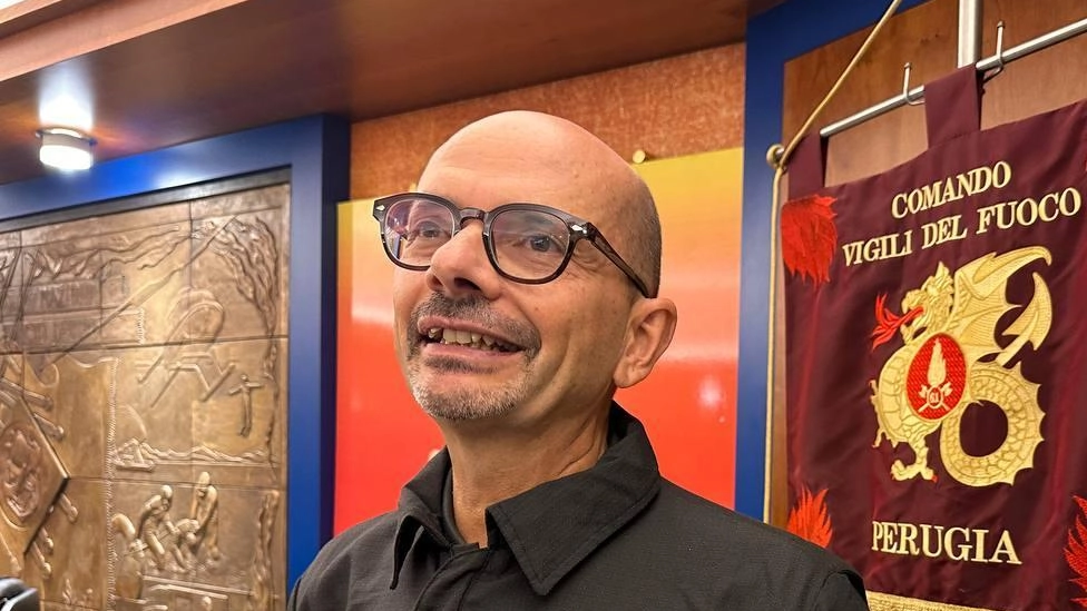 Valter Cirillo, nuovo comandante di Perugia, ha una lunga carriera nei vigili del fuoco. Laureato in architettura, ha ricoperto ruoli di rilievo e partecipato a importanti emergenze nazionali. Valter Cirillo, nuovo comandante di Perugia, ha una lunga carriera nei vigili del fuoco. Laureato in architettura, ha ricoperto ruoli di rilievo e partecipato a importanti emergenze nazionali.