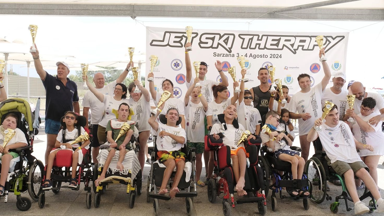 I ragazzi che hanno preso parte alla prima delle due giornate dell’iniziativa. In foto, anche l’assessore alle politiche sociali Sara Viola, il responsabile della spiaggia Oscar Galli e il sette volte campione del mondo di moto d’acqua Fabio Incrovaia (fotoservizio di. Massimo Pasquali I ragazzi che hanno preso parte alla prima delle due giornate dell’iniziativa. In foto, anche l’assessore alle politiche sociali Sara Viola, il responsabile della spiaggia Oscar Galli e il sette volte campione del mondo di moto d’acqua Fabio Incrovaia (fotoservizio di. Massimo Pasquali