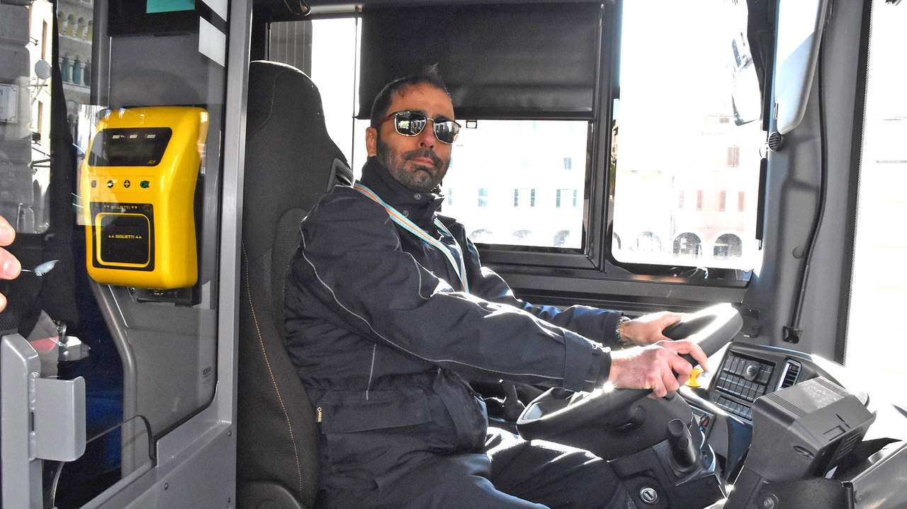 Un autista su uno dei bus di Autolinee Toscane. A Grosseto sono 4 i nuovi mezzi a disposizione del territorio (Foto di repertorio) Un autista su uno dei bus di Autolinee Toscane. A Grosseto sono 4 i nuovi mezzi a disposizione del territorio (Foto di repertorio)