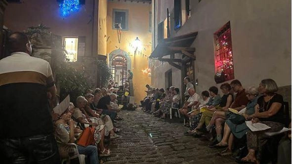 l concerto si terrà il 7 Agosto in Piazza Galletto a Barga alle ore 21... alla maniera del ’700 veneziano «coea carega» cioè portandosi la sedia da casa l concerto si terrà il 7 Agosto in Piazza Galletto a Barga alle ore 21... alla maniera del ’700 veneziano «coea carega» cioè portandosi la sedia da casa