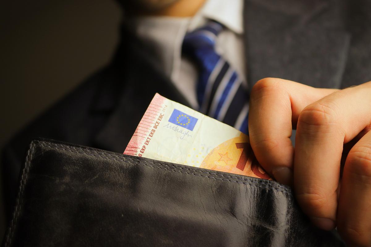 stipendi in toscana 3678 euro in dieci anni ma l8217aumento non copre l8217inflazione