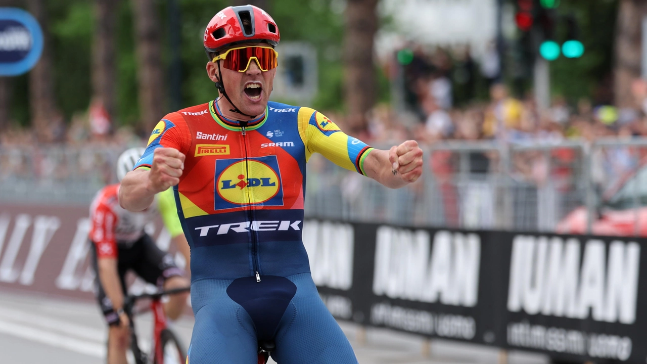 Giro d'Italia 2025, la classifica aggiornata dopo la tappa 3: Pedersen fa doppietta e si riprende la rosa