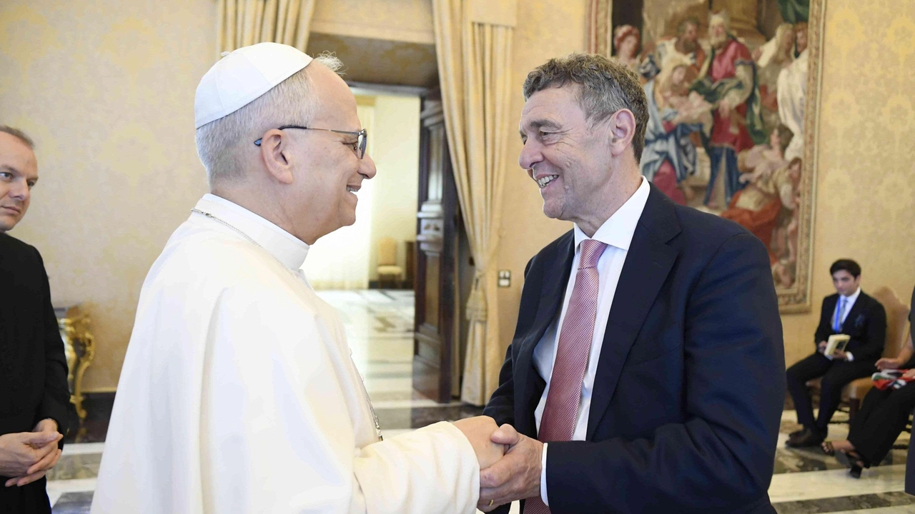Papa Leone XIV e Damiano Bettoni. Foto concessa da Vatican Media Papa Leone XIV e Damiano Bettoni. Foto concessa da Vatican Media