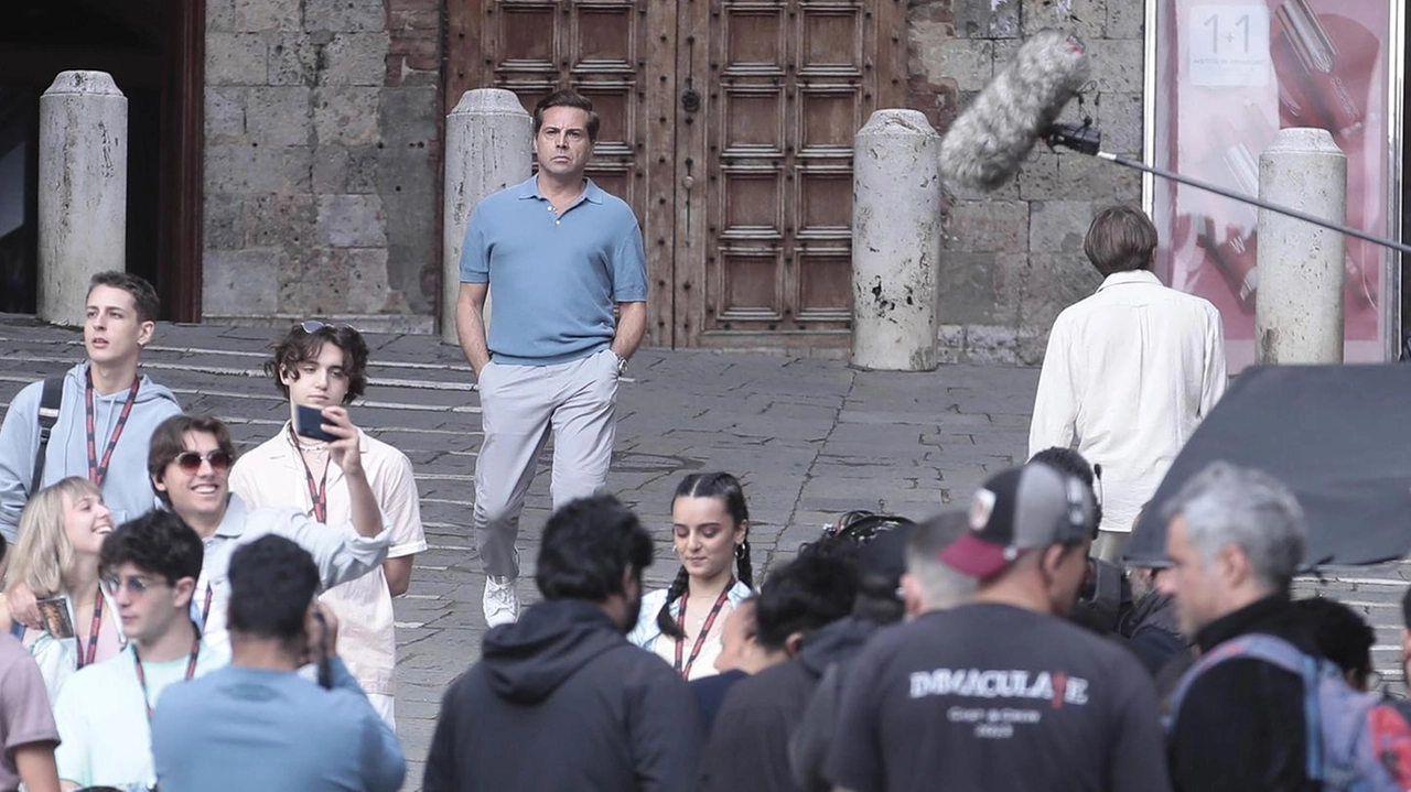 Il direttore dei Teatri di Siena Vincenzo Bocciarelli tra i giovani attori del film Il direttore dei Teatri di Siena Vincenzo Bocciarelli tra i giovani attori del film