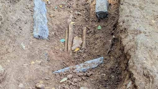 Nella foto Borghesi due ricercatrici del gurppo di archeologi, guidati dal professor Fornaciari dell’Università di Pisa, nel corso dell’ultima campagna di scavi all’antica Pieve di San Cassiano