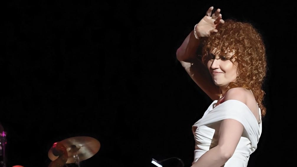 Stasera la grande artista romana sarà sul palcoscenico del Teatro Verdi di Montecatini con la tappa del suo nuovo tour sinfonico Stasera la grande artista romana sarà sul palcoscenico del Teatro Verdi di Montecatini con la tappa del suo nuovo tour sinfonico
