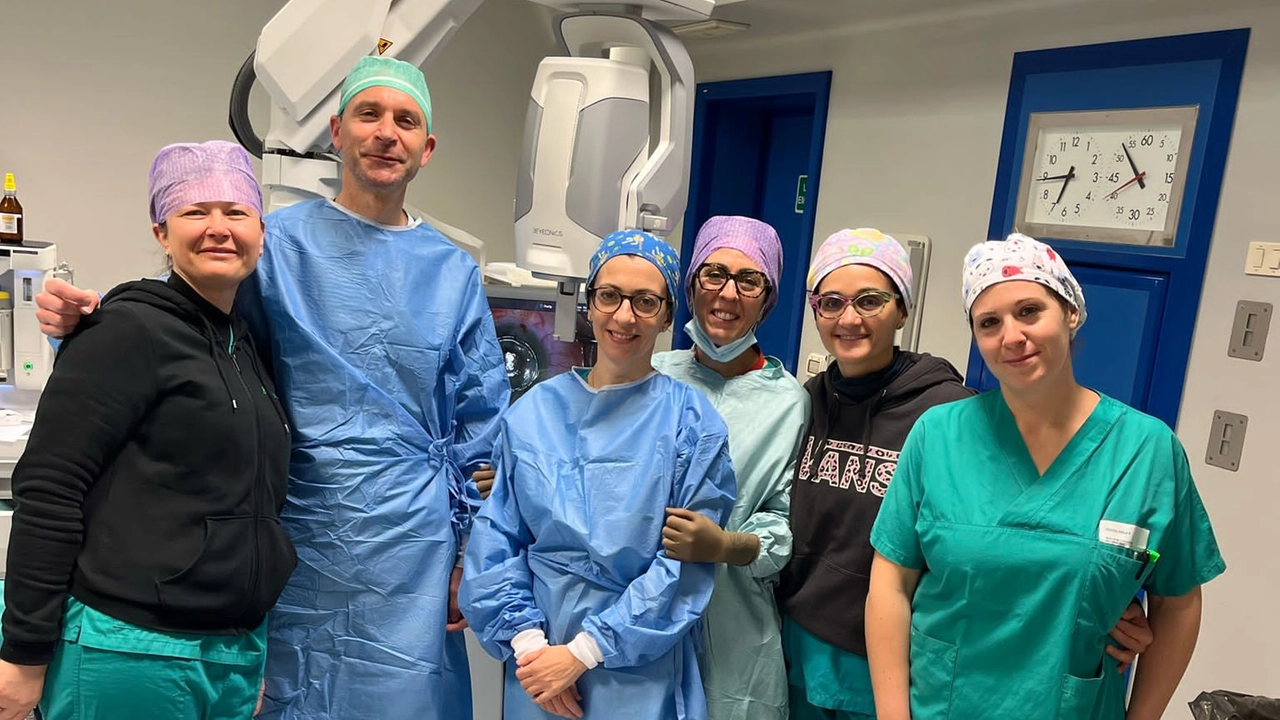 Il dott. Barca con l'equipe di sala operatoria