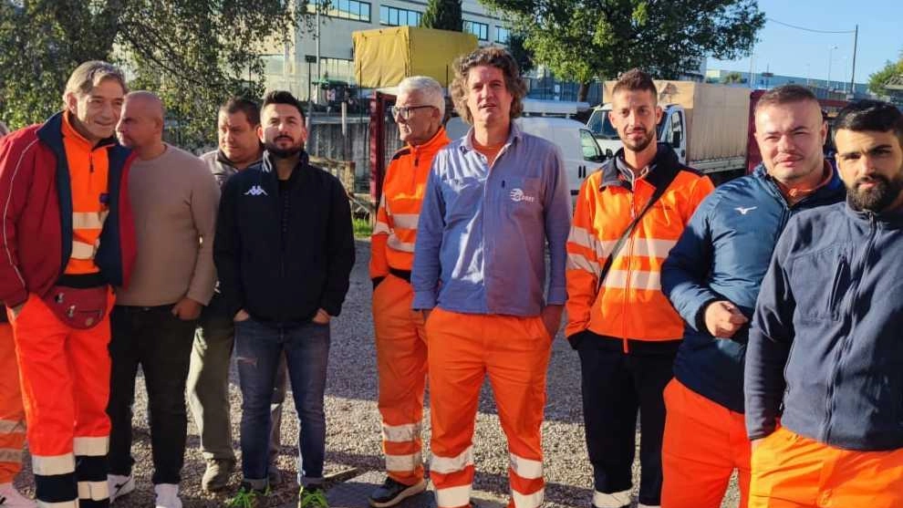 Un gruppo di lavoratori di Telco davanti alla sede di Colle di Val d’Elsa che dà lavoro a cinquanta addetti nello stabilimento dell’area di Belvedere Un gruppo di lavoratori di Telco davanti alla sede di Colle di Val d’Elsa che dà lavoro a cinquanta addetti nello stabilimento dell’area di Belvedere