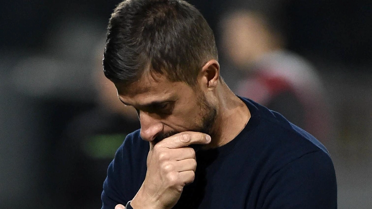 Nonostante l'accesso ai playoff, il tecnico Dionisi non sarà confermato. Tensione a Palermo dopo la vittoria sul Frosinone. Nonostante l'accesso ai playoff, il tecnico Dionisi non sarà confermato. Tensione a Palermo dopo la vittoria sul Frosinone.