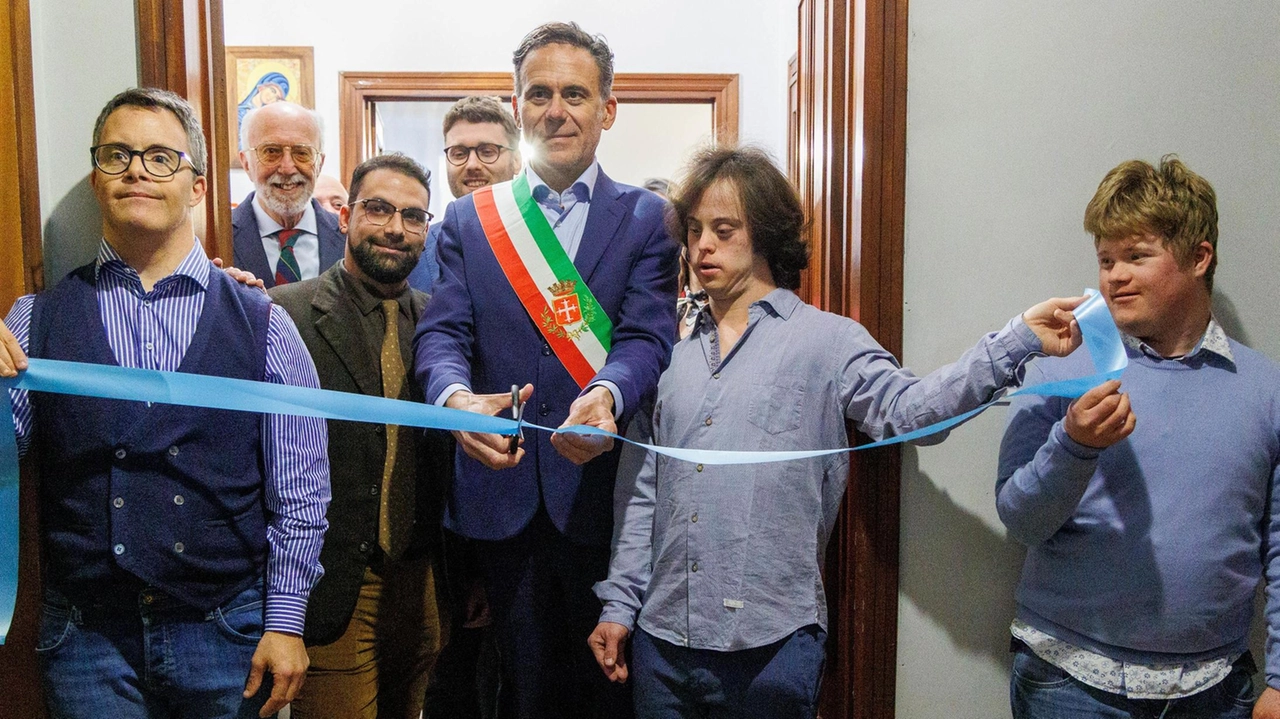 Il taglio del nastro con il sindaco