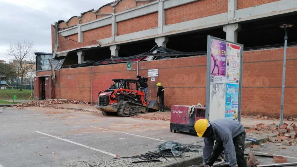 Venerdì la consegna agli Shoemakers della struttura gravemente colpita due anni fa dalle raffiche vento. L’annuncio fatto dal sindaco De Caro. Venerdì la consegna agli Shoemakers della struttura gravemente colpita due anni fa dalle raffiche vento. L’annuncio fatto dal sindaco De Caro.