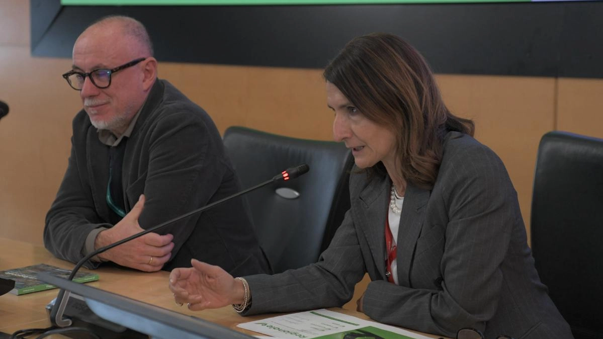 Presentata la guida con esperienze eno-gastronomiche e naturalistiche in un viaggio sostenibile con cinque itinerari. E il lago è protagonista. Presentata la guida con esperienze eno-gastronomiche e naturalistiche in un viaggio sostenibile con cinque itinerari. E il lago è protagonista.