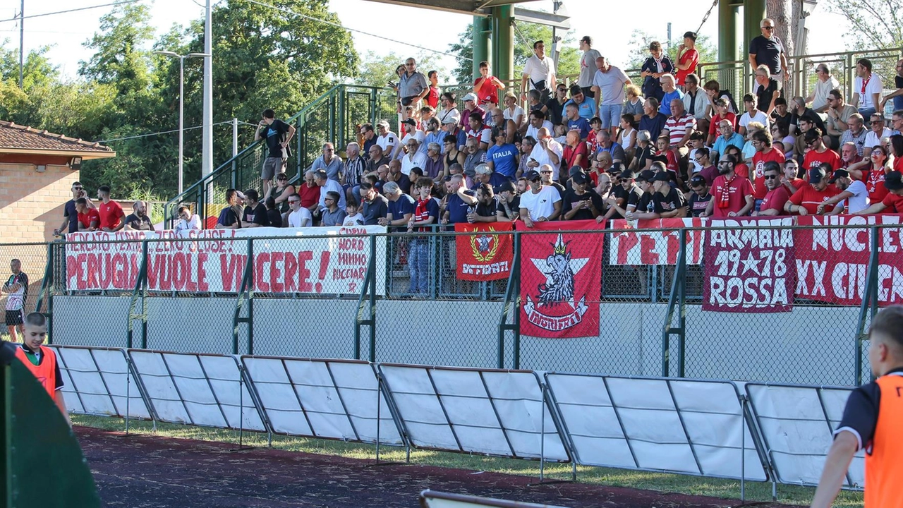 PERUGIA - "Mercato fermo… zero scuse! Perugia vuole vincere". I tifosi chiedono risposte sul mercato alla società e lo fanno... PERUGIA - "Mercato fermo… zero scuse! Perugia vuole vincere". I tifosi chiedono risposte sul mercato alla società e lo fanno...