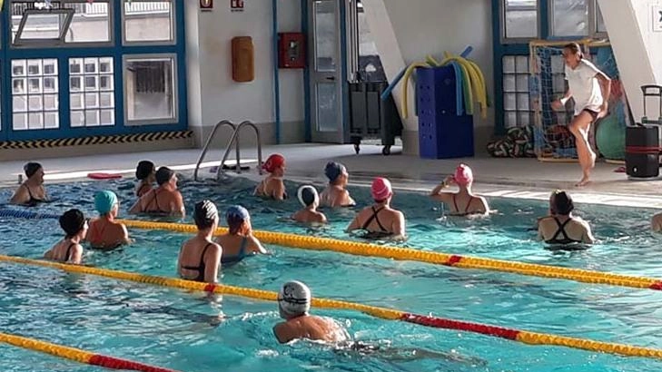 La piscina di Montepulciano Stazione riapre dopo interventi di miglioramento. Corsi e nuoto libero disponibili, con tariffe promozionali. Impianto gestito dalla Ssd Officina del Nuoto per sei anni. Open Day in programma per presentare le attività alla cittadinanza. La piscina di Montepulciano Stazione riapre dopo interventi di miglioramento. Corsi e nuoto libero disponibili, con tariffe promozionali. Impianto gestito dalla Ssd Officina del Nuoto per sei anni. Open Day in programma per presentare le attività alla cittadinanza.