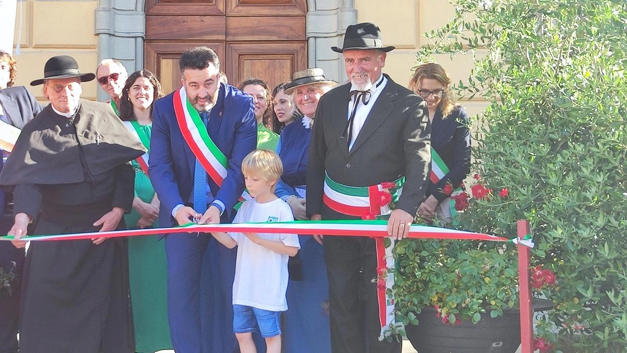 Il taglio del nastro con il sindaco Alessio Mugnaini dopo il corteo storico. Oggi stand aperti dalle 10. Eventi, arte, spettacoli e tante degustazioni .