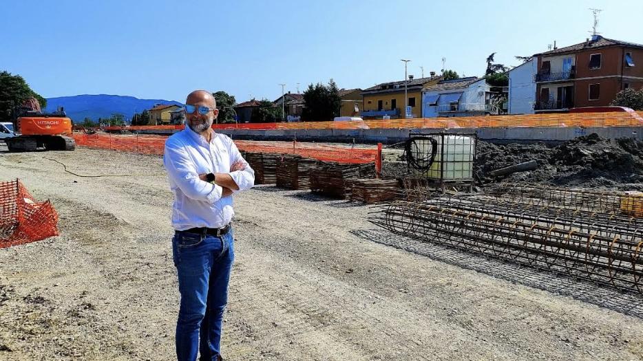 https://www.lanazione.it/image-service/view/acePublic/alias/contentid/YjA3Y2YyM2UtMzhhYy00/0/sacchetti-in-via-fiorentina.jpeg?f=16:9&w=1200&h=630
