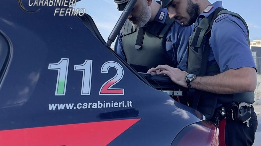I carabinieri avevano preso l’uomo dopo un. inseguimento e denunciato per rapina, maltrattamenti e resistenza a pubblico ufficiale I carabinieri avevano preso l’uomo dopo un. inseguimento e denunciato per rapina, maltrattamenti e resistenza a pubblico ufficiale