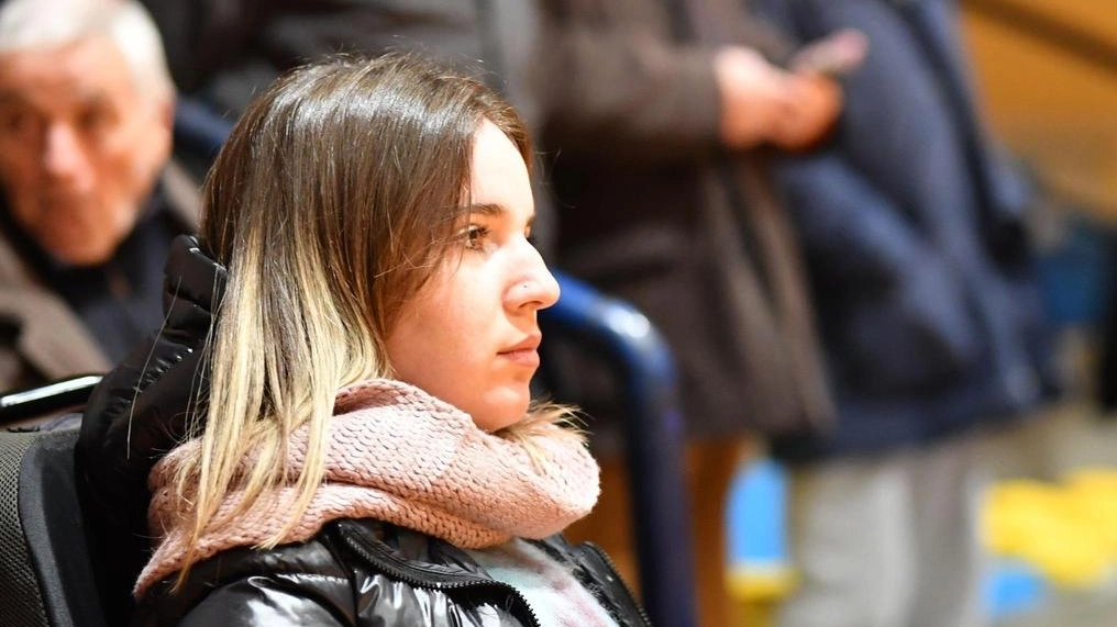 Protagonista della storia è proprio Sara Zaganelli, la sua condizione, fin dalla nascita, la costringe a vivere su di una sedia a rotelle elettrica Protagonista della storia è proprio Sara Zaganelli, la sua condizione, fin dalla nascita, la costringe a vivere su di una sedia a rotelle elettrica