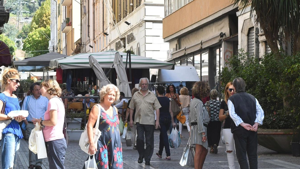 Via Roma, un tempo molto vissuta dai carraresi: si punta a un rilancio generale del centro storico Via Roma, un tempo molto vissuta dai carraresi: si punta a un rilancio generale del centro storico