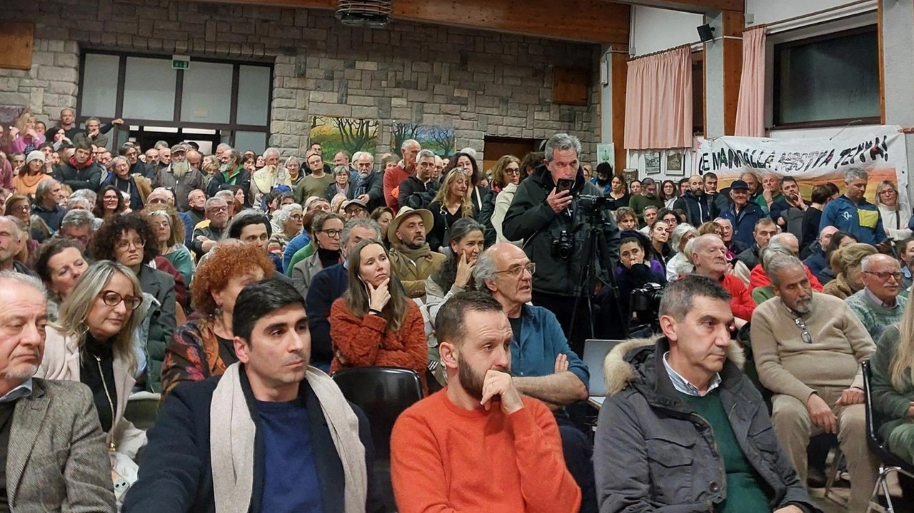 Delusi i circa 300 cittadini presenti all’assemblea che poi preparano una lettera come "diffida" Delusi i circa 300 cittadini presenti all’assemblea che poi preparano una lettera come "diffida"