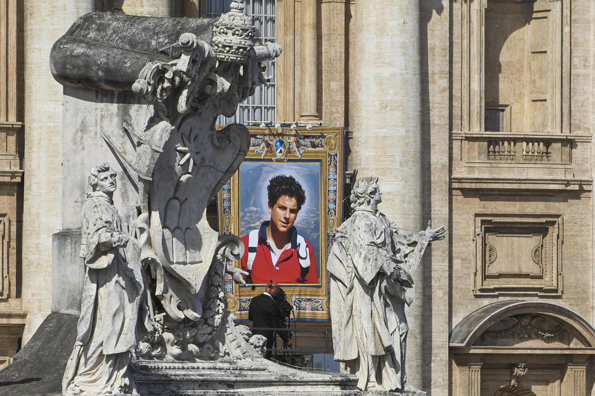 Ore 10.32: Carlo è santo: "Ha coltivato il suo amore per Dio con mezzi semplici" Ore 10.32: Carlo è santo: "Ha coltivato il suo amore per Dio con mezzi semplici"