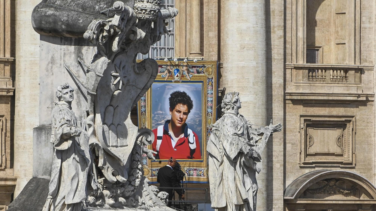 Oltre ottocento fedeli dall’Umbria in piazza san Pietro per la cerimonia "Un invito a ciascuno e soprattutto ai giovani a non sciupare la vita". La governatrice Proietti: "Sarà una luce e una speranza per tutti noi" . Oltre ottocento fedeli dall’Umbria in piazza san Pietro per la cerimonia "Un invito a ciascuno e soprattutto ai giovani a non sciupare la vita". La governatrice Proietti: "Sarà una luce e una speranza per tutti noi" .