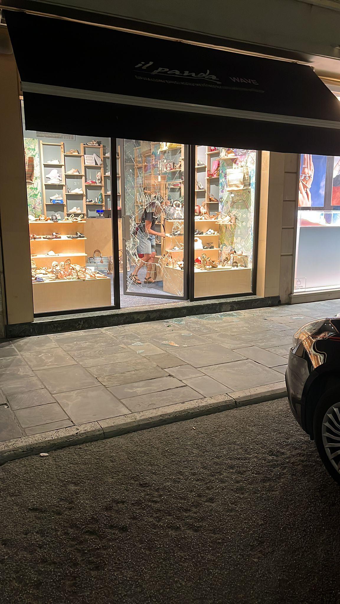 Viareggio, un’altra notte insonne in Passeggiata: spaccata alla boutique ‘Il panda’ Viareggio, un’altra notte insonne in Passeggiata: spaccata alla boutique ‘Il panda’