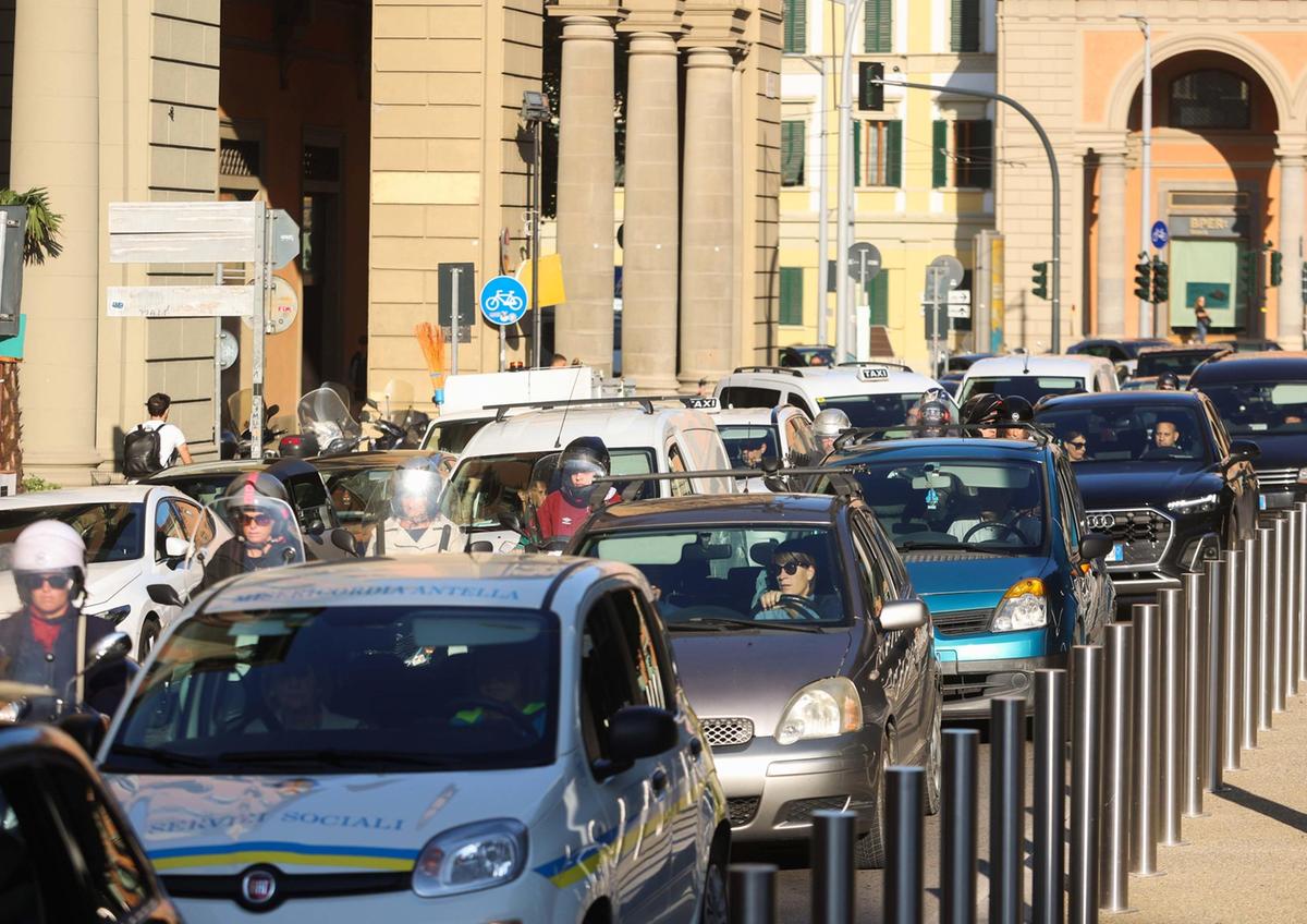 Pronti via, caos in città. Mezz’ora in motorino per fare sei chilometri. Il Comune: pochi disagi