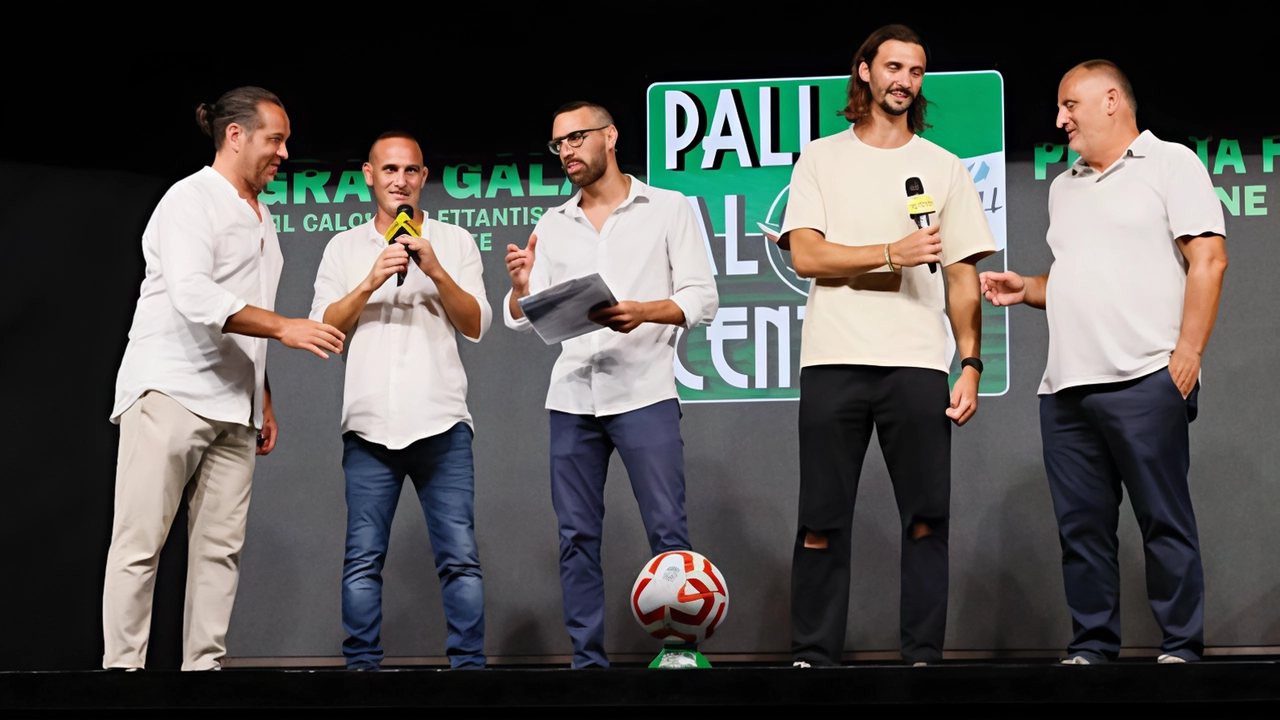 Reccolani, Vangioni, Pegollo e Strambi del Viareggio sul palco di ’Palla al centro’ Reccolani, Vangioni, Pegollo e Strambi del Viareggio sul palco di ’Palla al centro’