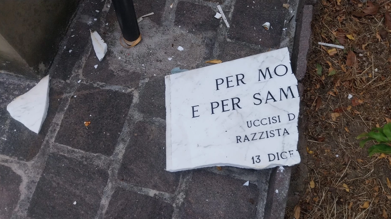 La targa in memoria di Samb Modou e Diop Mor distrutta nella foto pubblicata dalla sindaca Funaro La targa in memoria di Samb Modou e Diop Mor distrutta nella foto pubblicata dalla sindaca Funaro