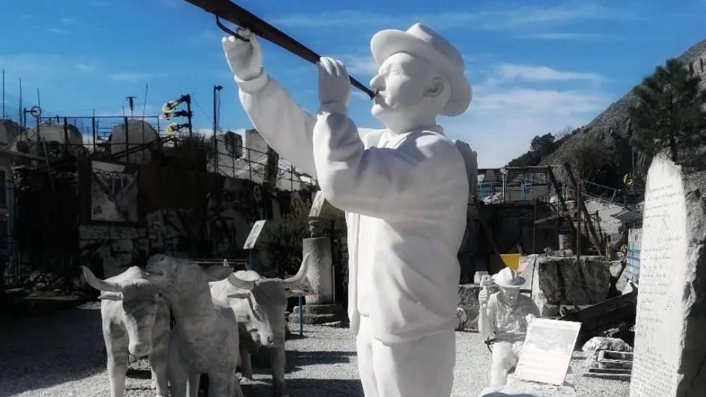 Il duro ma suggestivo mondo delle cave (nella foto) di Carrara di scena a Villa Bertelli. Sabato alle 17 nel Giardino... Il duro ma suggestivo mondo delle cave (nella foto) di Carrara di scena a Villa Bertelli. Sabato alle 17 nel Giardino...
