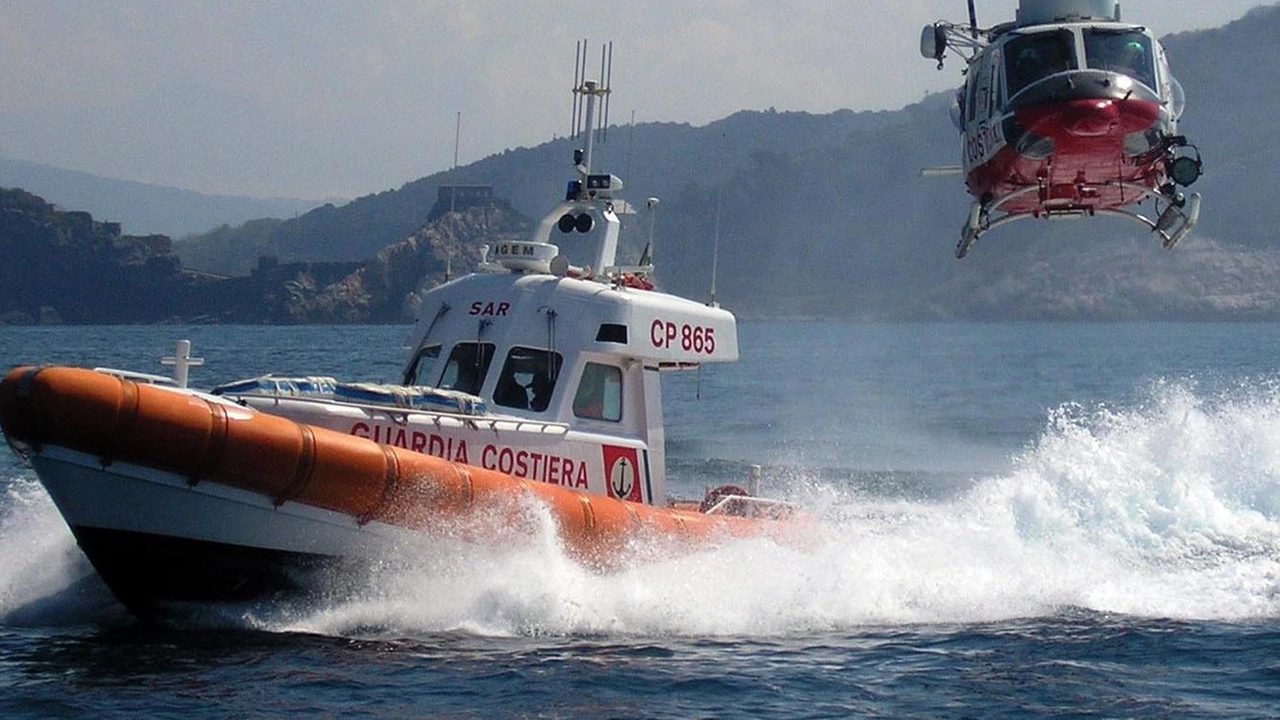 La Capitaneria di porto della Spezia è intervenuta con una motovedetta,. sei mezzi navali e l’elicottero decollato da Sarzana La Capitaneria di porto della Spezia è intervenuta con una motovedetta,. sei mezzi navali e l’elicottero decollato da Sarzana