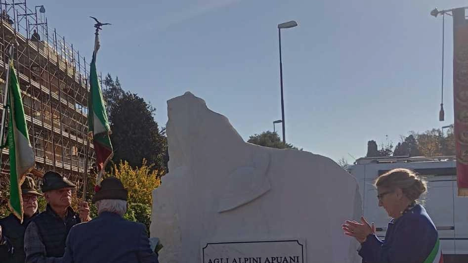 Inaugurato a Carrara un monumento agli alpini caduti, con cerimonia solenne e partecipazione di autorità civili e militari. Un gesto di memoria e riconoscimento per coloro che hanno sacrificato la vita per l'Italia. Inaugurato a Carrara un monumento agli alpini caduti, con cerimonia solenne e partecipazione di autorità civili e militari. Un gesto di memoria e riconoscimento per coloro che hanno sacrificato la vita per l'Italia.