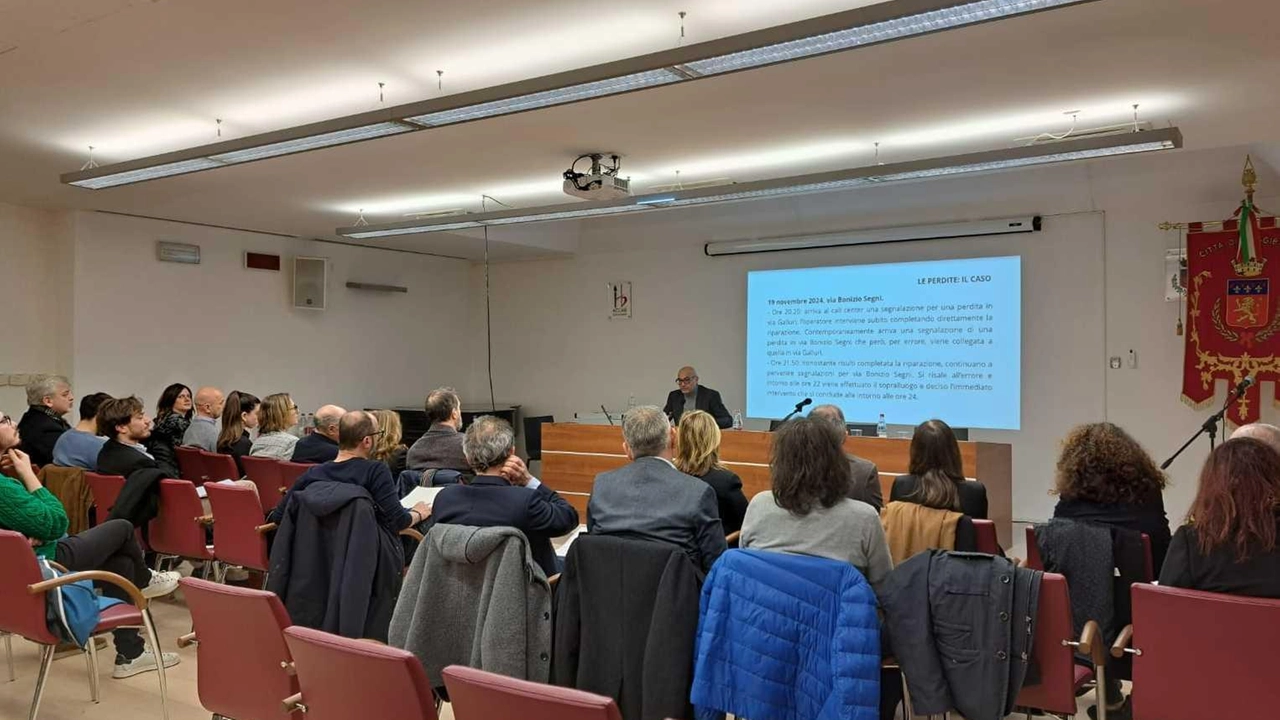 Consiglio comunale monotematico nella sala conferenze di Accabì a Poggibonsi Consiglio comunale monotematico nella sala conferenze di Accabì a Poggibonsi