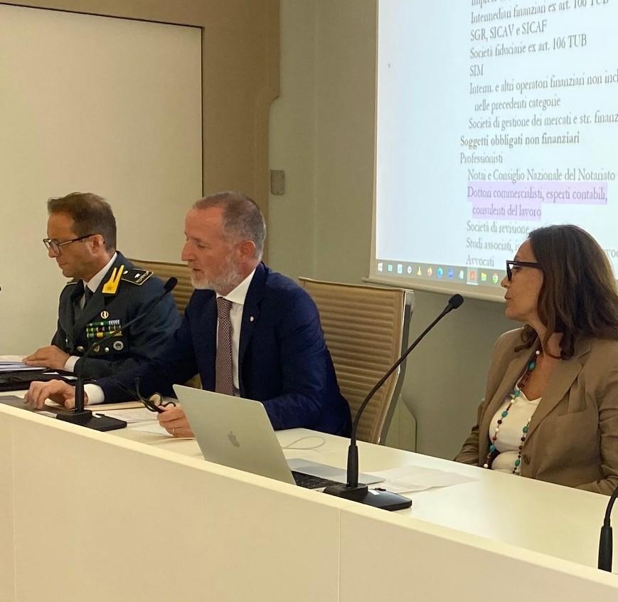 https://www.lanazione.it/image-service/view/acePublic/alias/contentid/YjAxZmNhOGEtZjdlYy00/0/antiriciclaggio-commercialisti-in-prima-linea.jpeg