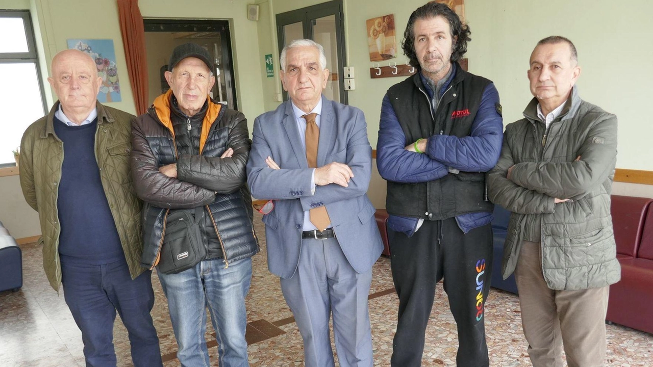 Il bar chiuso per rissa. Da tempo ci sono problemi legati a gruppi di persone poco raccomandabili. Il presidente: "È un presidio importante del quartiere, chiediamo aiuto".