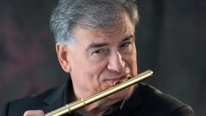 Il flautista Roberto Fabbriciani riceverà un riconoscimento al Concerto di Natale per il suo impegno nel diritto alla musica. Il flautista Roberto Fabbriciani riceverà un riconoscimento al Concerto di Natale per il suo impegno nel diritto alla musica.