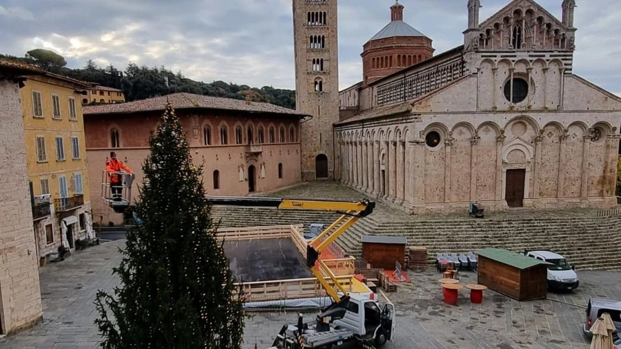 Massa Marittima si prepara al Natale con la pista di pattinaggio e la Casina di Babbo Natale. Concerti e luminarie arricchiscono il programma natalizio della città. Massa Marittima si prepara al Natale con la pista di pattinaggio e la Casina di Babbo Natale. Concerti e luminarie arricchiscono il programma natalizio della città.